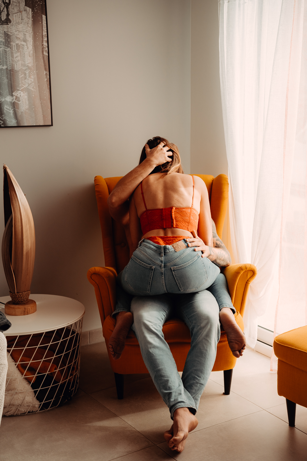 Sarah et Thomas dans une étreinte passionnée à Albi