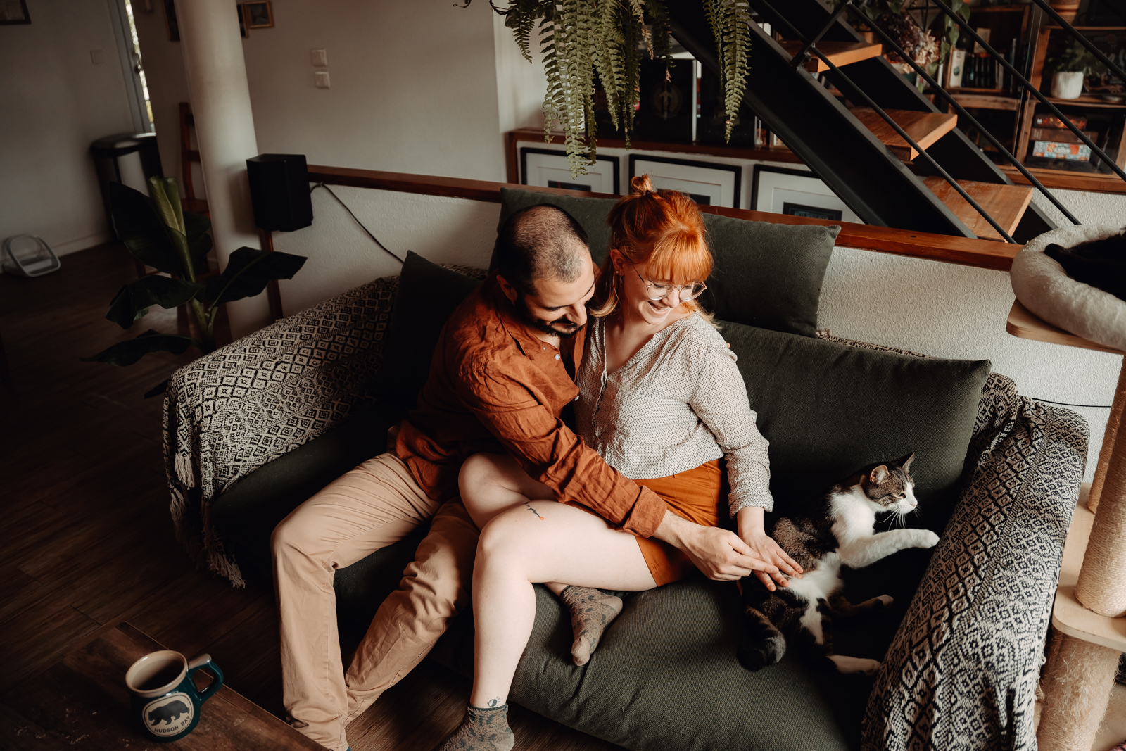 Couple riant et profitant de leur séance à Toulouse