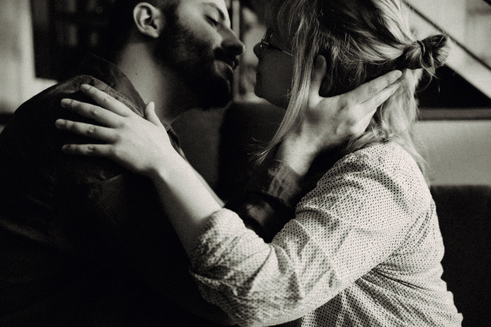 Séance photo de couple sensuelle dans un appartement à Toulouse