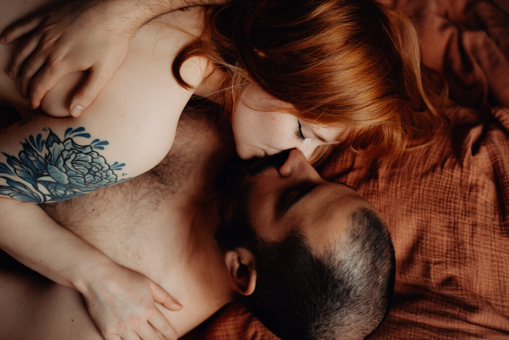 Couple échangeant un tendre baiser à domicile à Toulouse