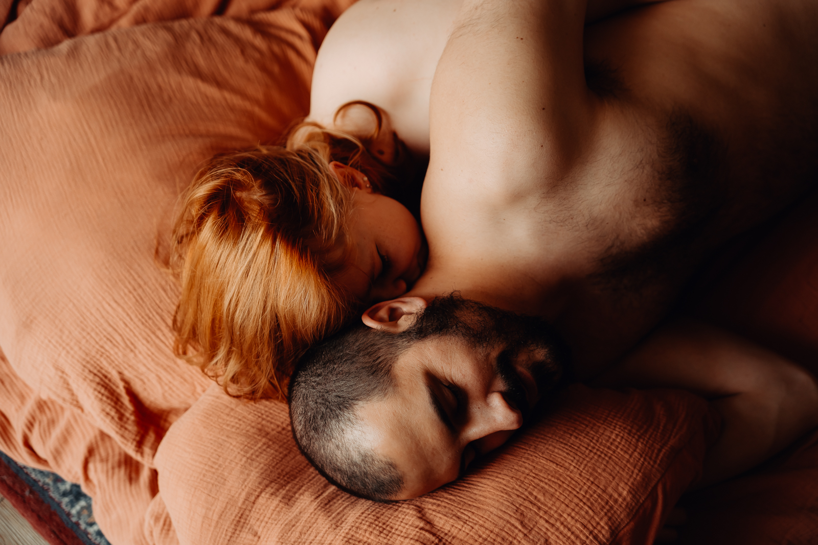 Séance photo de couple sensuelle dans un appartement lumineux à Toulouse