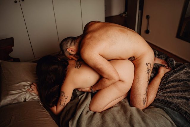 Etreinte sur le lit, lumière douce