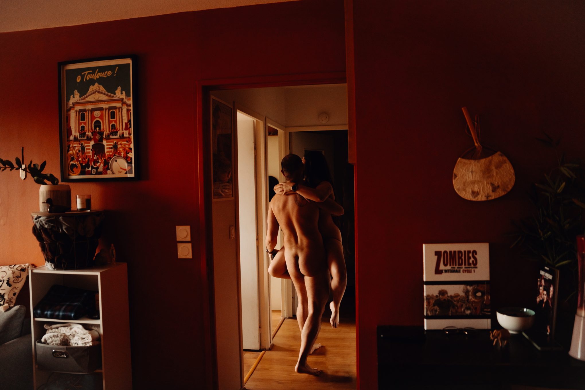 couple qui marche, il porte sa femme nue