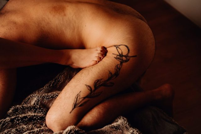 Nu artistique, intimité sur le lit