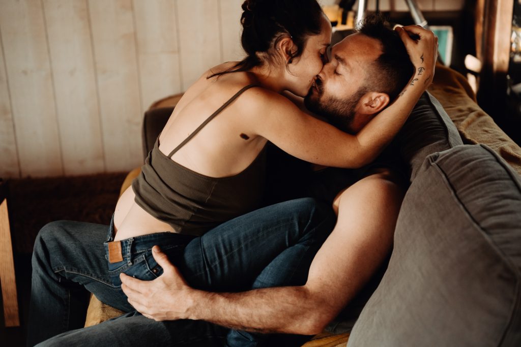Couple enlacé tendrement lors d'une séance photo intime et sensuelle à Toulouse