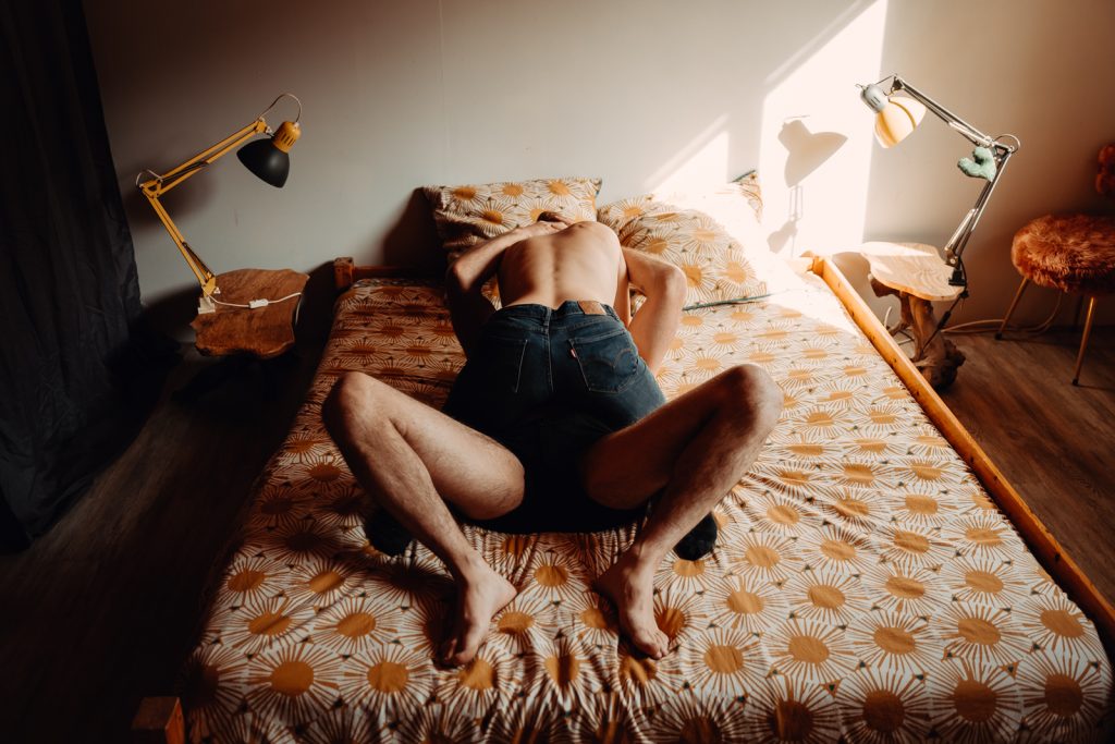 Couple sensuel photographié lors d'un week-end en amoureux à Toulouse