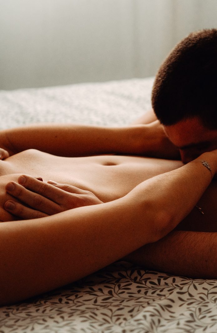 Séance photo érotique de couple à Paris – Isis Photographe