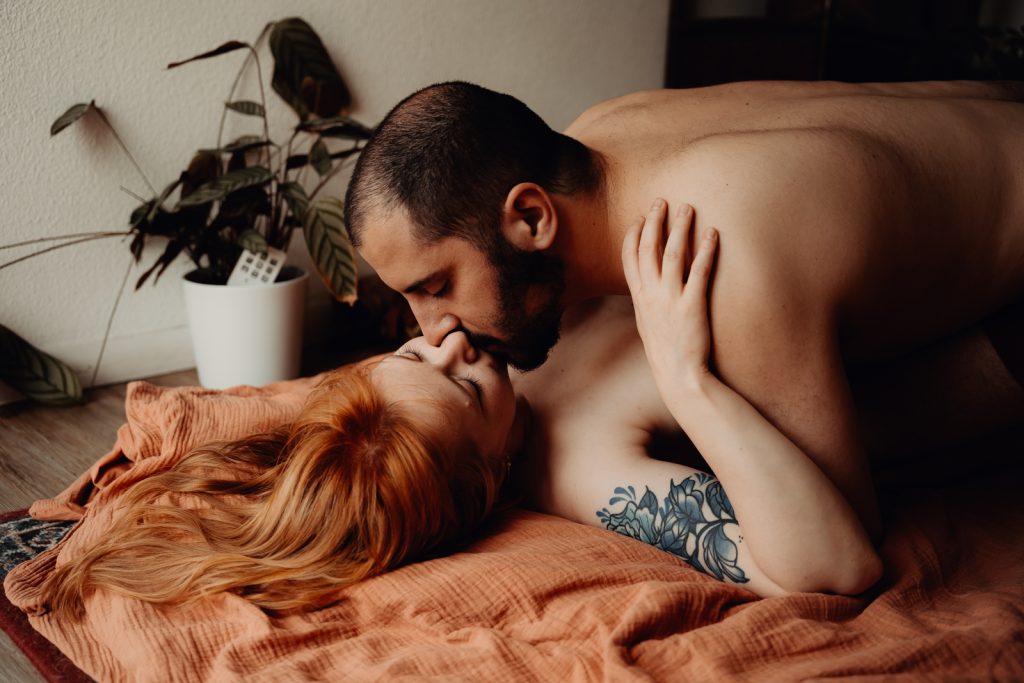 Un couple allongé, s'embrasse t'endrement